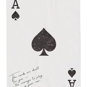 Puede incluir: Carta de juego As de Picas con un gran símbolo de picas negro en el centro y símbolos de picas más pequeños en las esquinas. La tarjeta tiene el texto "The cards are dealt for you - the courage to play them is your own."