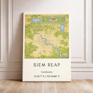 Pode incluir: Impressão em tela de um mapa de Siem Reap, Camboja, com um rio azul e áreas verdes. O texto "SIEM REAP" e as coordenadas geográficas são exibidos na parte inferior.