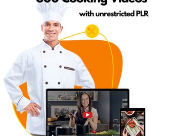 Pode incluir: Um chef de cozinha com um uniforme branco está em frente a um laptop e um tablet que exibem vídeos de culinária. A tela do laptop mostra uma mulher cozinhando em uma cozinha, enquanto a tela do tablet mostra um prato pronto. O texto "300 vídeos de culinária com PLR irrestrito" é exibido acima do chef.