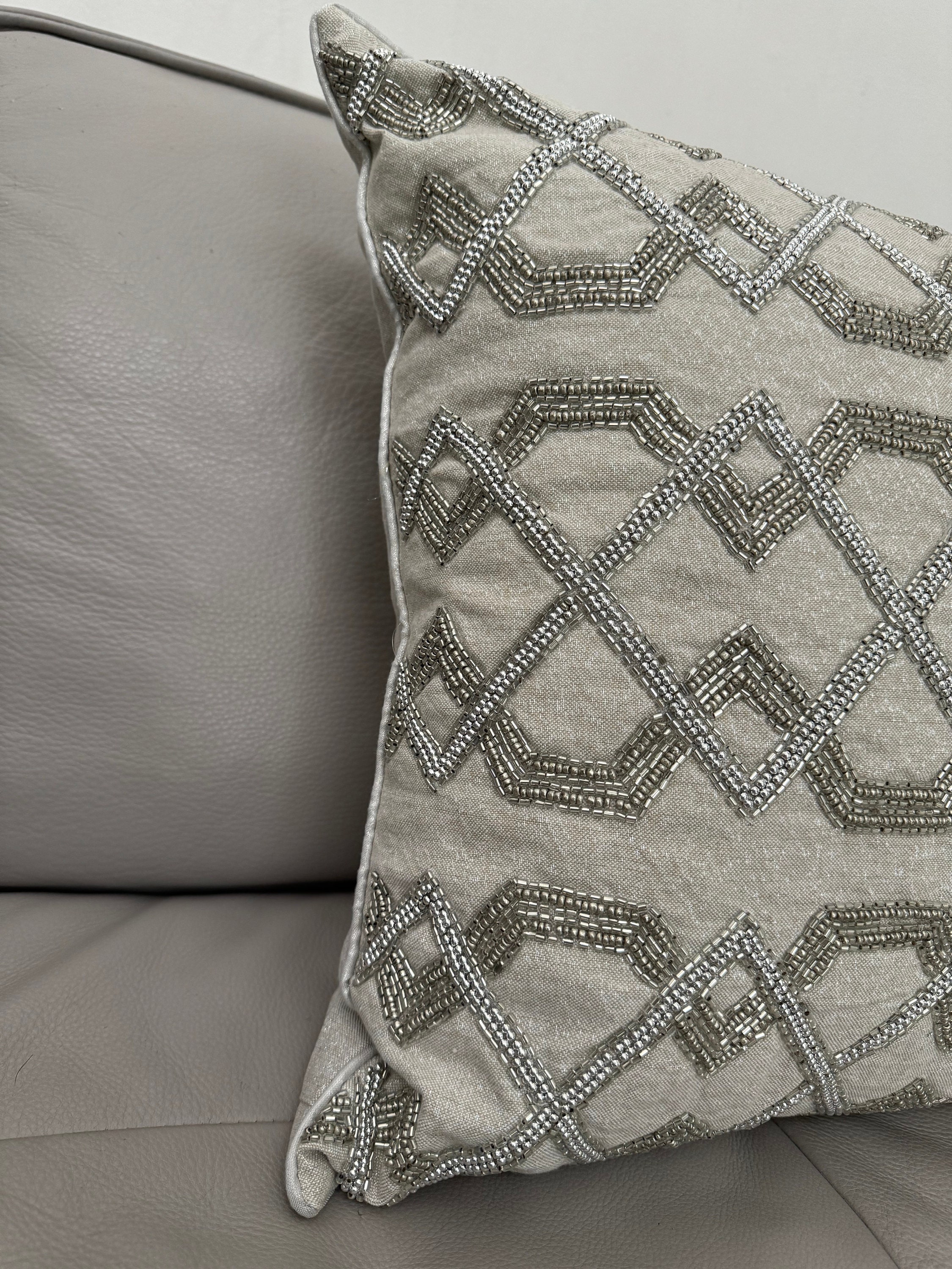 Artistic Accents Coussin Embroidered Beaded Rhinestone 19x19 Jeweled