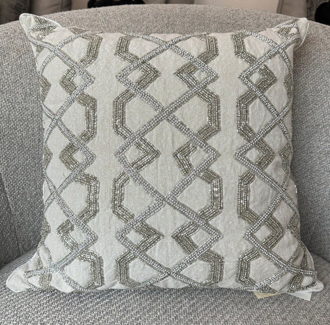 Artistic Accents Coussin Embroidered Beaded Rhinestone 19x19 Jeweled