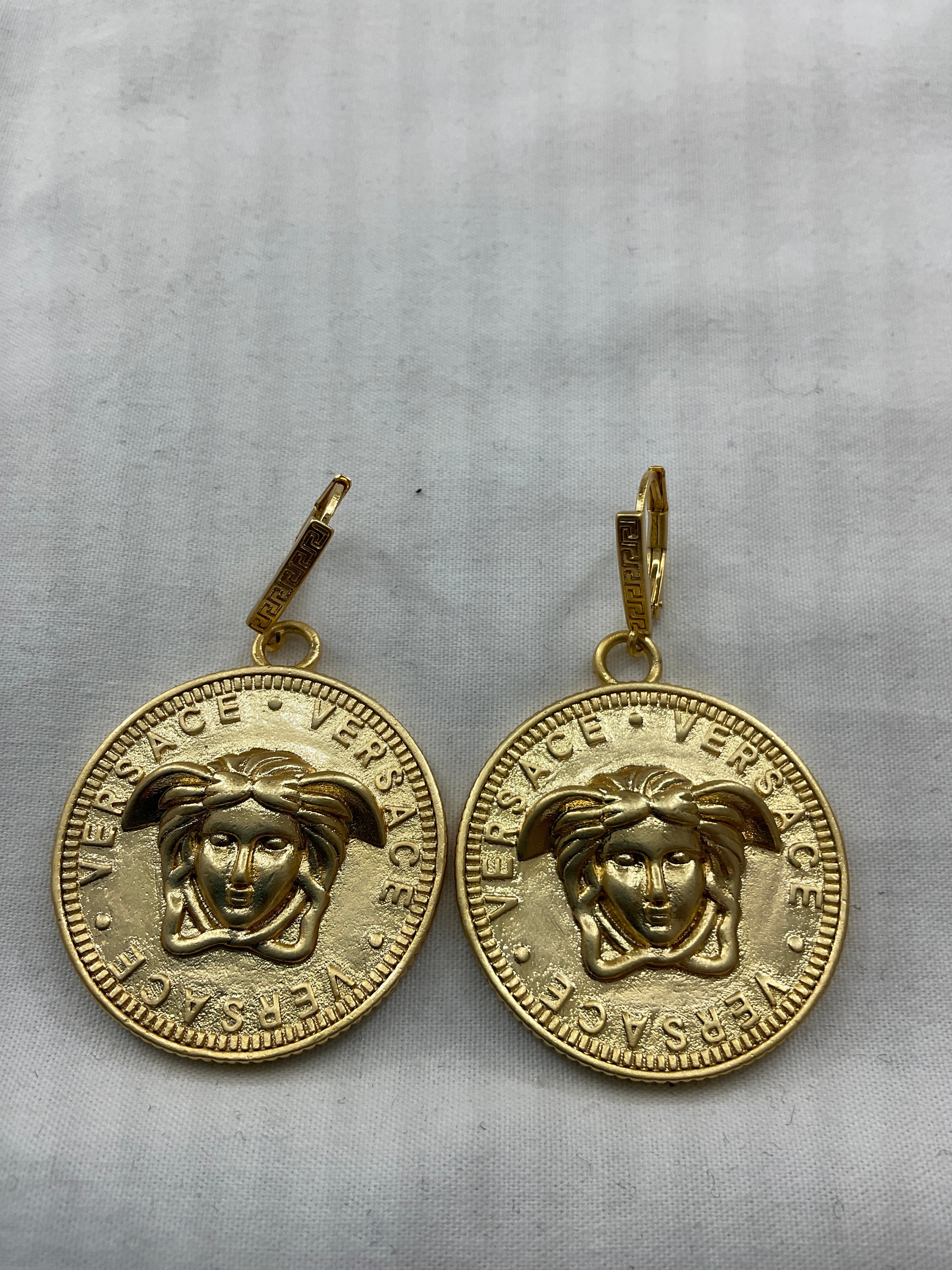 Gianni Versace - Authenticated Earrings - Gold Plated Gold for Women, Good Condition