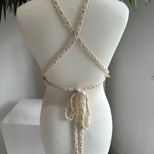 Brassière courte en crochet beige écru en forme de V avec attache réglable dans le dos et détails de puka image 5