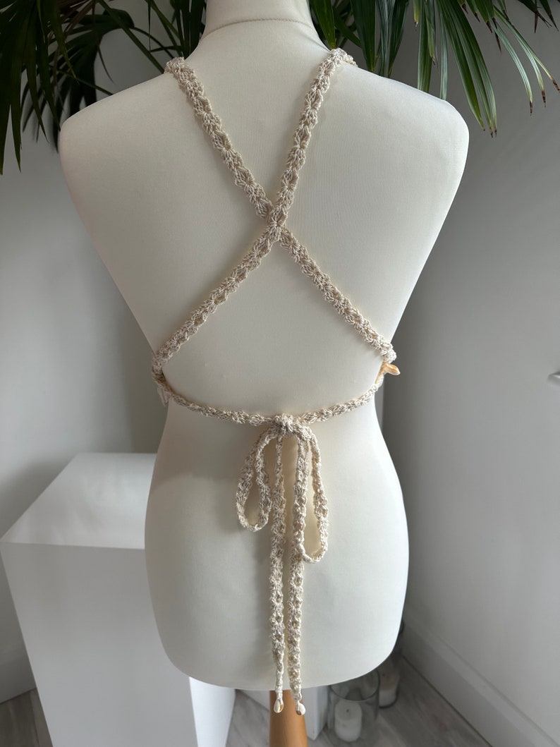 Brassière courte en crochet beige écru en forme de V avec attache réglable dans le dos et détails de puka image 5