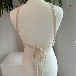 Brassière courte en crochet beige écru en forme de V avec attache réglable dans le dos et détails de puka image 7