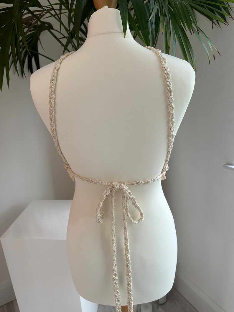 Brassière courte en crochet beige écru en forme de V avec attache réglable dans le dos et détails de puka image 7