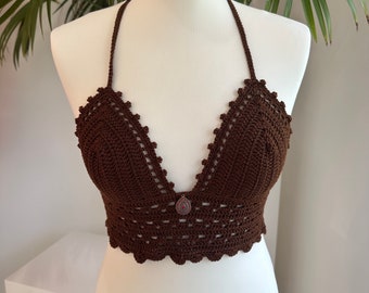 Brassière courte au crochet marron chocolat avec lien réglable dans le dos et breloque décorative