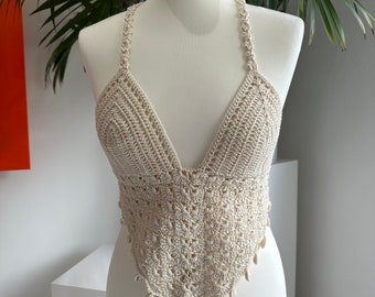 Top corto tipo bralette de crochet en forma de V de palangre beige crudo con lazo ajustable en la espalda y detalles de concha de puka