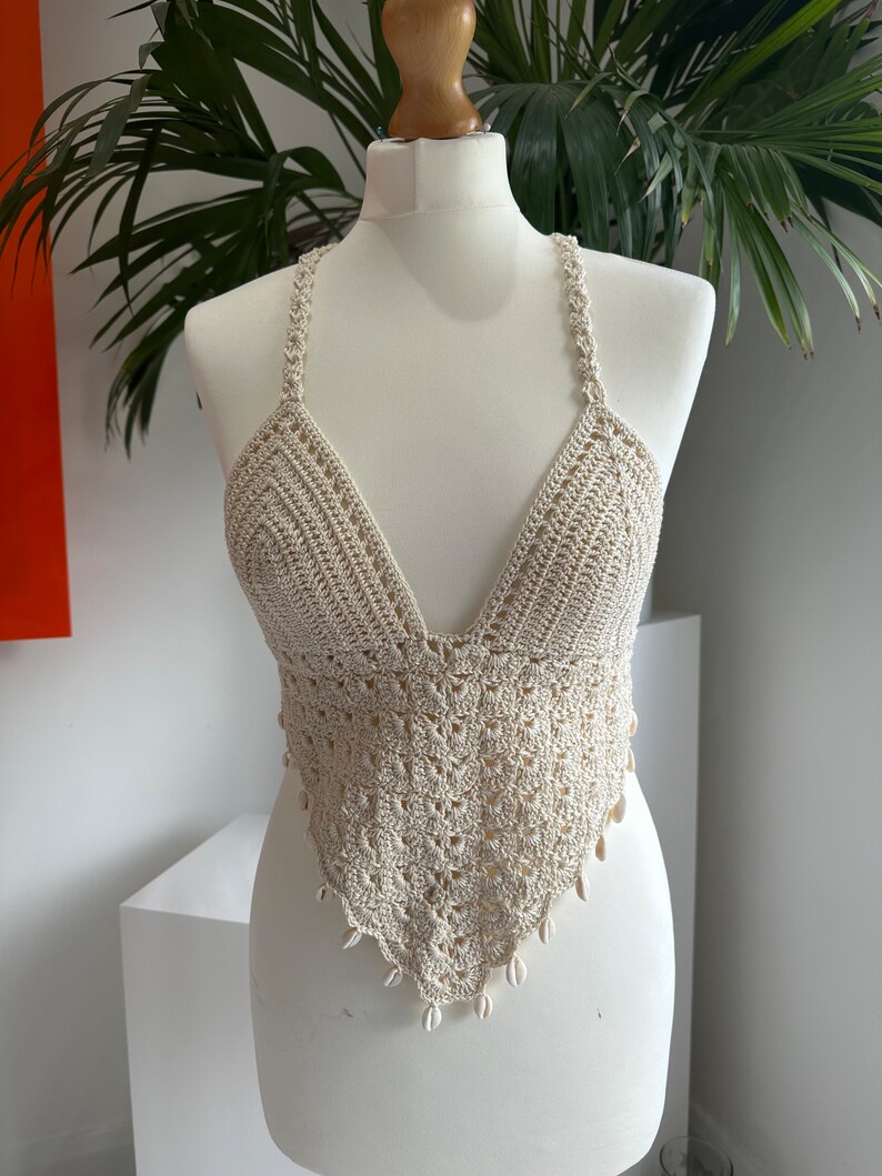 Brassière courte en crochet beige écru en forme de V avec attache réglable dans le dos et détails de puka image 2