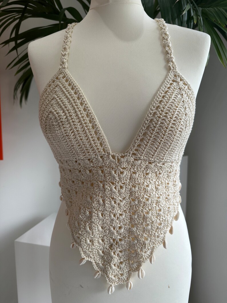 Brassière courte en crochet beige écru en forme de V avec attache réglable dans le dos et détails de puka image 10