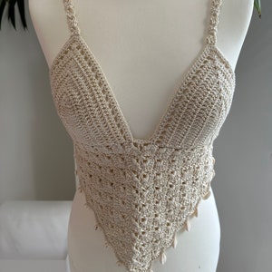 Brassière courte en crochet beige écru en forme de V avec attache réglable dans le dos et détails de puka image 8