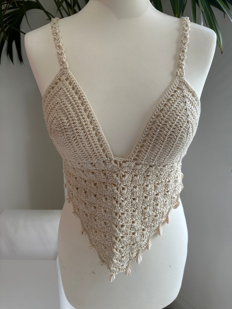 Brassière courte en crochet beige écru en forme de V avec attache réglable dans le dos et détails de puka image 8