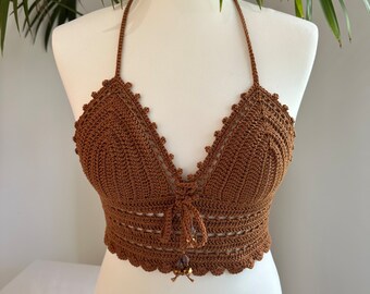 Brassière courte en crochet marron chaud avec lien réglable dans le dos et détails en perles de cuivre