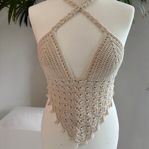 Brassière courte en crochet beige écru en forme de V avec attache réglable dans le dos et détails de puka image 6