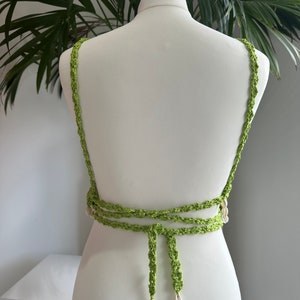 Grünes, langes, V-förmiges Häkel-Bralette-Crop-Top mit verstellbarem Raffhalter am Rücken und Puka-Muschel-Details Bild 9