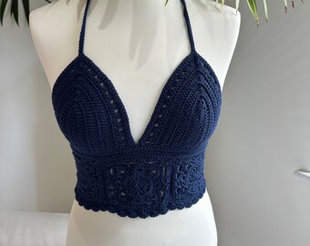 Marineblaues Longline Grandma Square Häkel-Bralette-Crop-Top mit verstellbarem Bindeband hinten