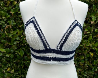 Marineblaues und weißes Longline-Häkel-Bralette-Crop-Top mit verstellbarem Bindeband hinten