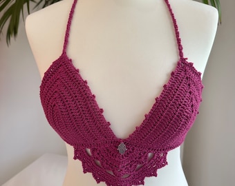 Deep Pink Magenta Mandala Crochet Bralette Crop Top con corbata ajustable, encanto plateado y adornos de cuentas