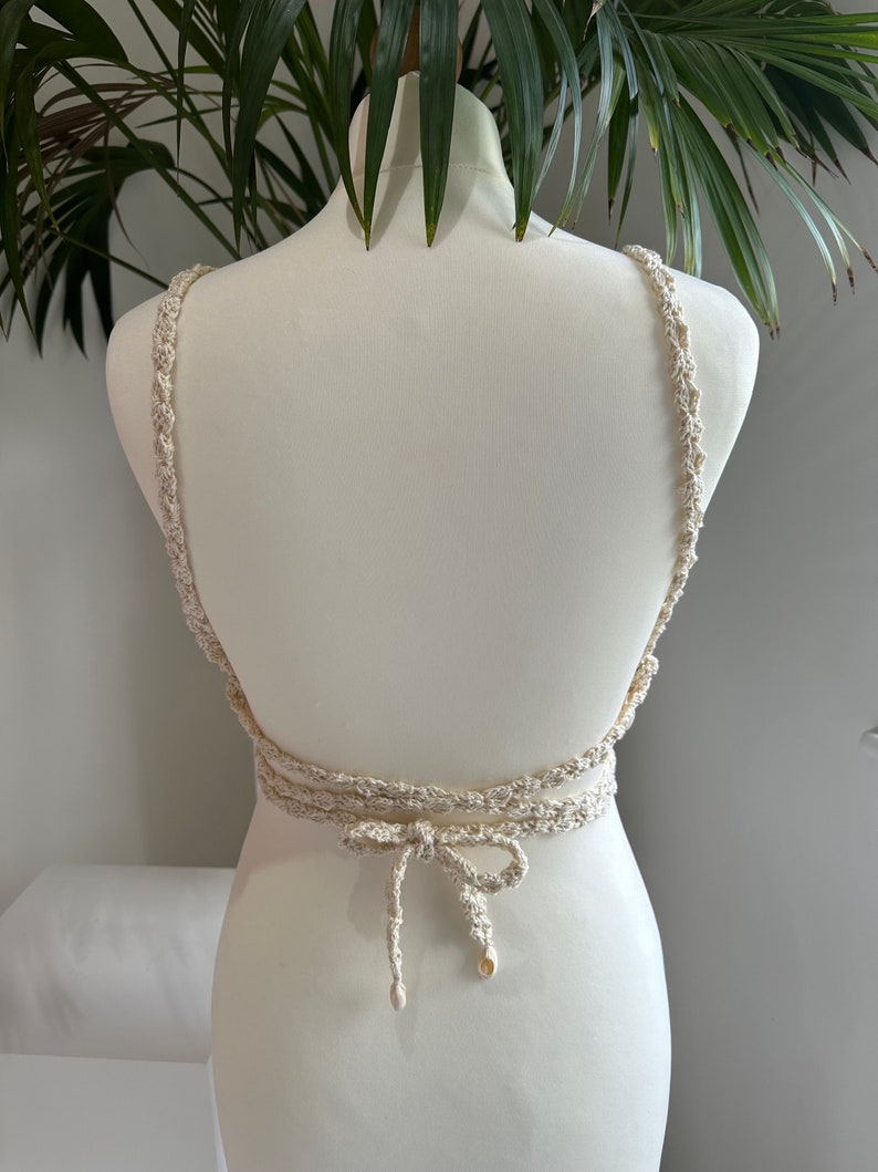 Brassière courte en crochet beige écru en forme de V avec attache réglable dans le dos et détails de puka image 9