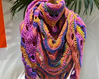 Grande écharpe triangulaire au crochet faite main dans des couleurs vives et multicolores (rose, orange et bleu)