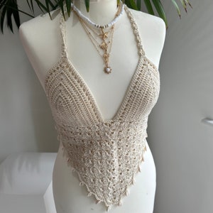 Brassière courte en crochet beige écru en forme de V avec attache réglable dans le dos et détails de puka image 1