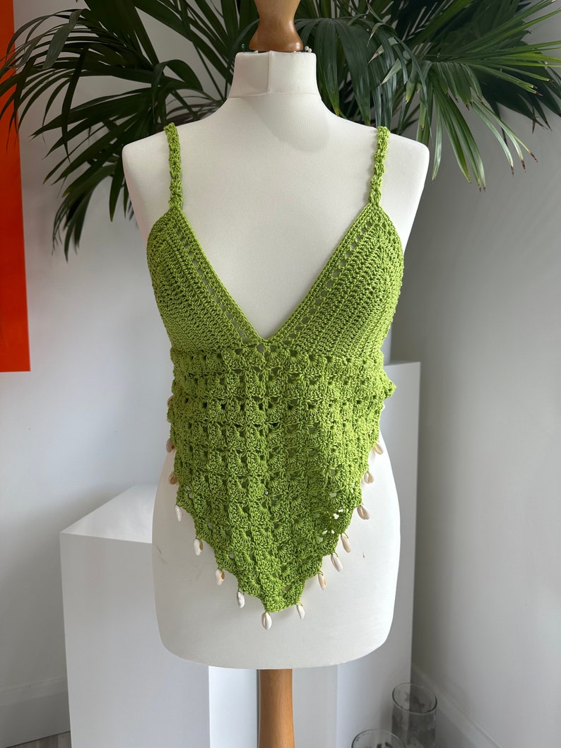 Grünes, langes, V-förmiges Häkel-Bralette-Crop-Top mit verstellbarem Raffhalter am Rücken und Puka-Muschel-Details Bild 8