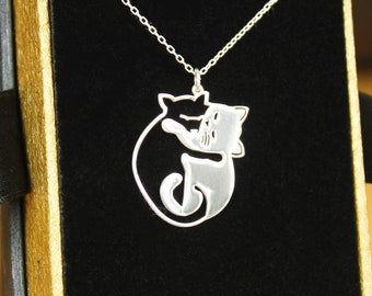 Kuschelkatzen Silber Halskette, Umarmungskatzen Anhänger, schöner Katzenschmuck, schwarze Katze weiße Katze Anhänger, Katzen Silhouette Halskette, Geschenk für Sie