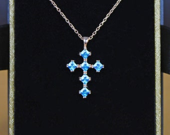 Silber Kreuz Halskette mit blauem Stein, blaue Diamant Kreuz Halskette, zierliche Kreuz Halskette, religiöser Charm Anhänger, Geschenk für sie