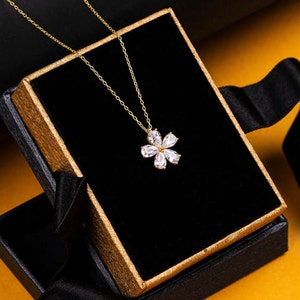 ジャスミンの花のネックレス、大きな輝く石のジャスミン、ドロップ宝石の花のネックレス、繊細な花のチャームネックレス、クリスマスギフト