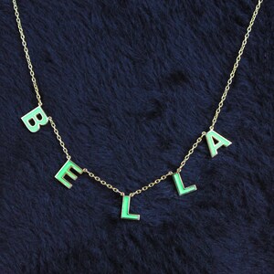 Letra esmaltada verde delicadas iniciales nombre collar personalizado, joyería personalizada hecha a mano, collar de letras espaciadas personalizadas, regalo para ella