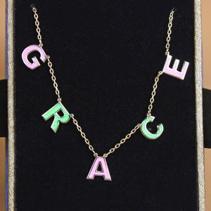 Collar personalizado con nombre de iniciales delicadas y coloridas hecho a mano, joyería con letras personalizadas para ella