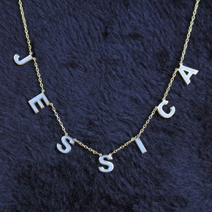 Collar personalizado con nombre de iniciales delicadas de letra azul, Joyería de letra personalizada hecha a mano, Collar de letras espaciadas personalizado, Regalo para ella