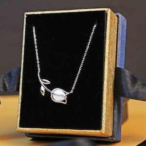 Tulpenhalskette mit Opalstein, Opalstein-Silber-Tulpen-Schmuck, silberne Blumen-Halskette, Opalstein-Tulpen-Halskette, Geschenk für sie Bild 1