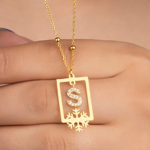 Collar de copo de nieve con letras personalizadas, colgante de copo de nieve inicial personalizado, joyería personalizada de piedra brillante, regalo de Navidad de nieve inicial delicado