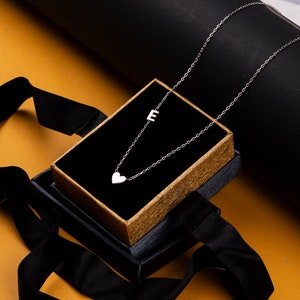 Collar con inicial de amor personalizado, colgante de amor personalizado, letra con joyería de corazón minimalista, delicado regalo inicial de aniversario y para madre