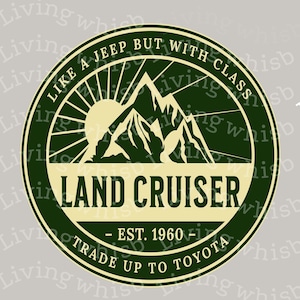 以下が含まれることがあります： 山脈と太陽のグラフィックが描かれた緑とクリーム色の円形ステッカー。テキストには「ジープのようなものだが、クラスがある」と「ランドクルーザー - Est. 1960 - トヨタに乗り換えよう」と書いてあります。