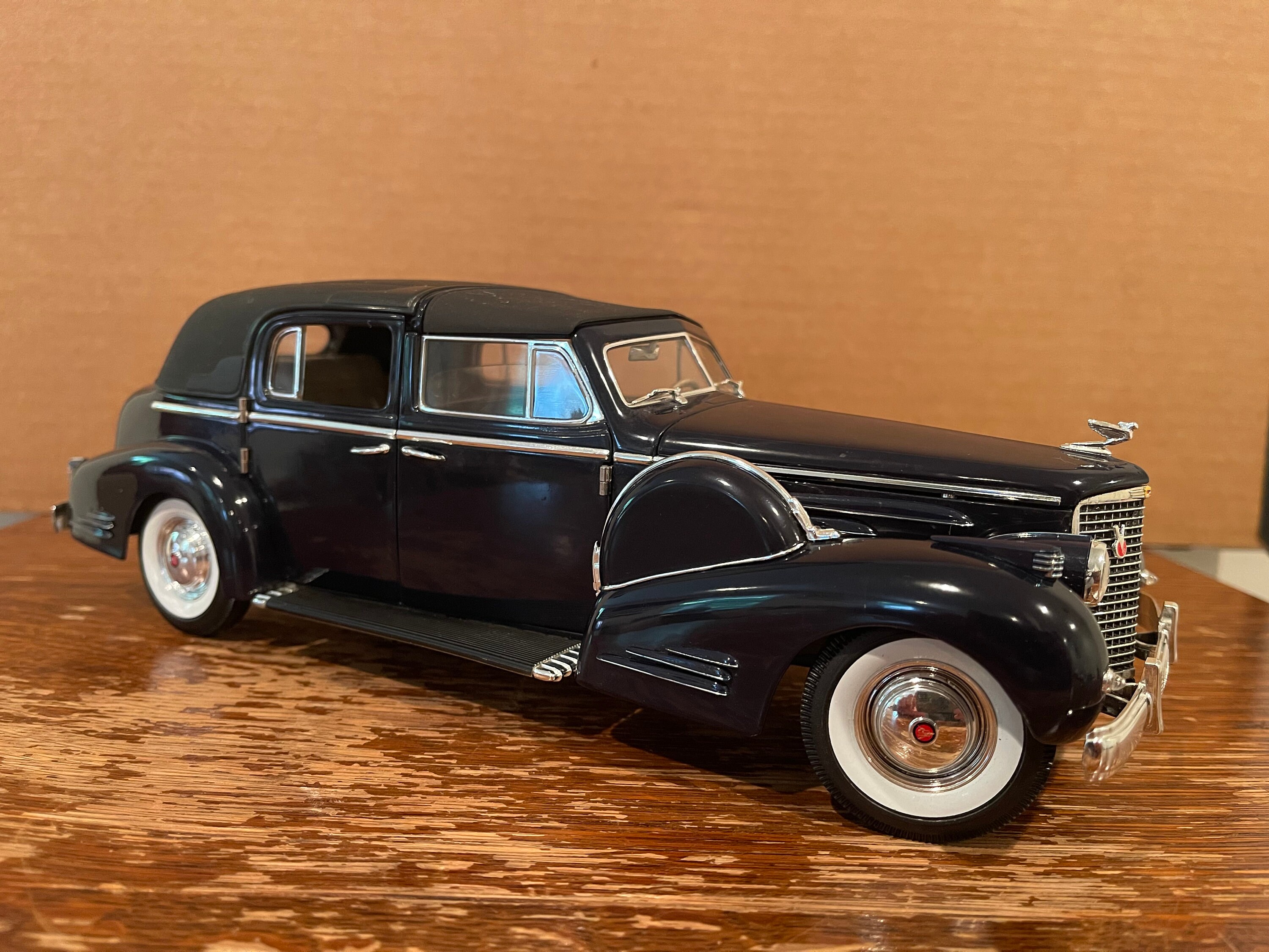 Miniature 1/43 Brooklin Cadillac Imperial Sedan Limousine 1938 Noire