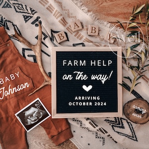 Könnte beinhalten: Ein brauner Baby-Strampler mit dem Text "BABY Johnson" auf der Tasche. Eine Buchstaben-Tafel mit dem Text "FARM HELP on the way! ARRIVING OCTOBER 2024" und einem Herz. Ein Holzschild mit dem Text "coming soon".