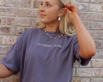 In Christus allein besticktes T-Shirt, christliche Stickerei, besticktes Hemd, christliches Geschenk, christliches T-Shirt, auf Glauben basierendes Hemd