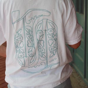 Shirt Walk by Faith – christelijk western-T-shirt – T-shirt 2 Corinthians 5:7 – op Faith gebaseerd T-shirt – rustiek christelijk ontwerp – cowboylaarzen