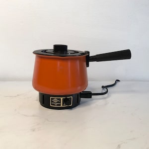 Vintage 1970&#39;s West Bend Hot &#39;N Handy Orange Fondue Pot. Retro Kitchen Appliance in Working Condition.