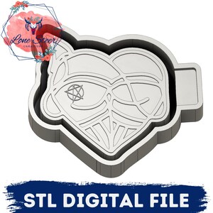 Könnte beinhalten: Eine 3D-druckbare STL-Datei für einen herzförmigen Anhänger mit einem detaillierten Design eines Gesichts mit einem Pentagramm im Auge. Der Anhänger ist so konzipiert, dass er in einem Stück gedruckt werden kann.