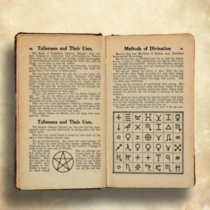 Pu&ograve; includere: Un libro aperto con pagine invecchiate, con i titoli "Talismans e i loro usi" e "Metodi di divinazione". La pagina sinistra mostra testo e un pentagramma, mentre la destra ha una griglia di simboli.