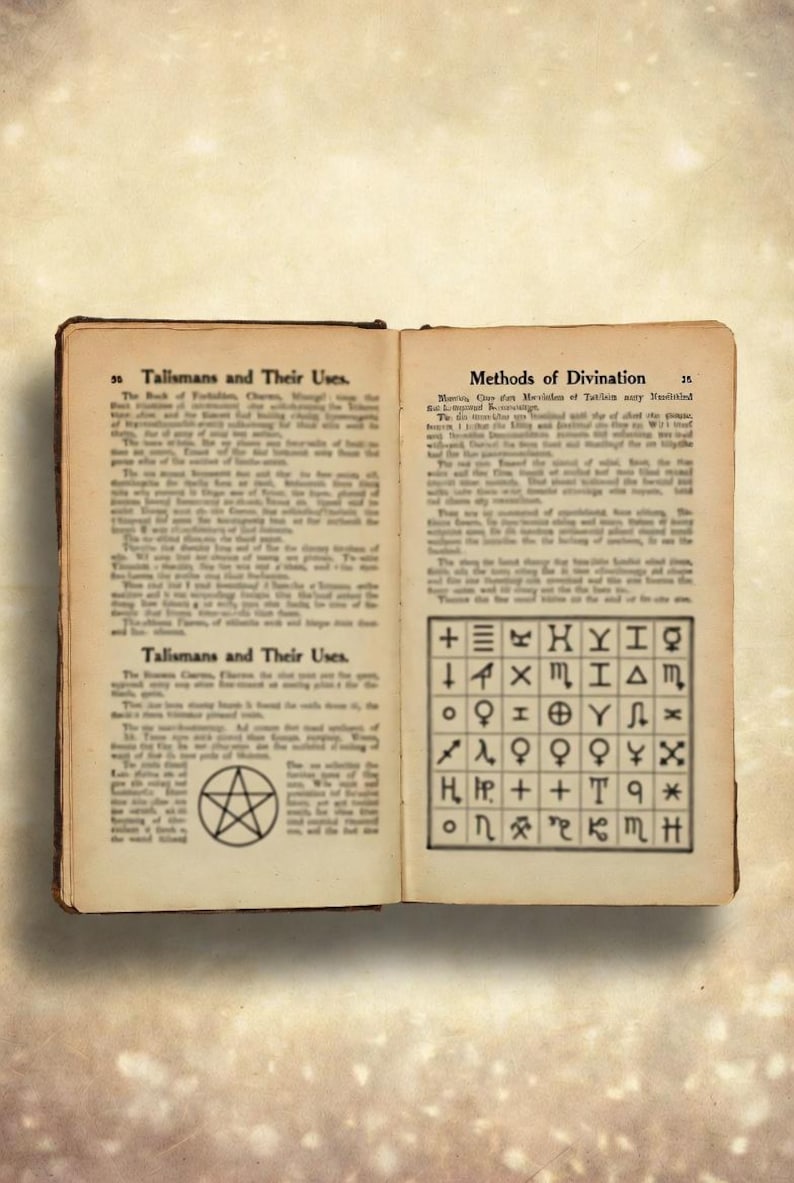 Pu&ograve; includere: Un libro aperto con pagine invecchiate, con i titoli "Talismans e i loro usi" e "Metodi di divinazione". La pagina sinistra mostra testo e un pentagramma, mentre la destra ha una griglia di simboli.
