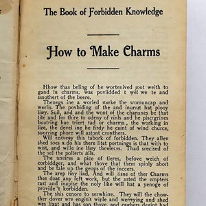 Pu&ograve; includere: Pagina di libro aperto con il titolo "The Book of Forbidden Knowledge" e il sottotitolo "How to Make Charms". Il testo &egrave; in un vecchio carattere gotico, con un aspetto di carta vintage.