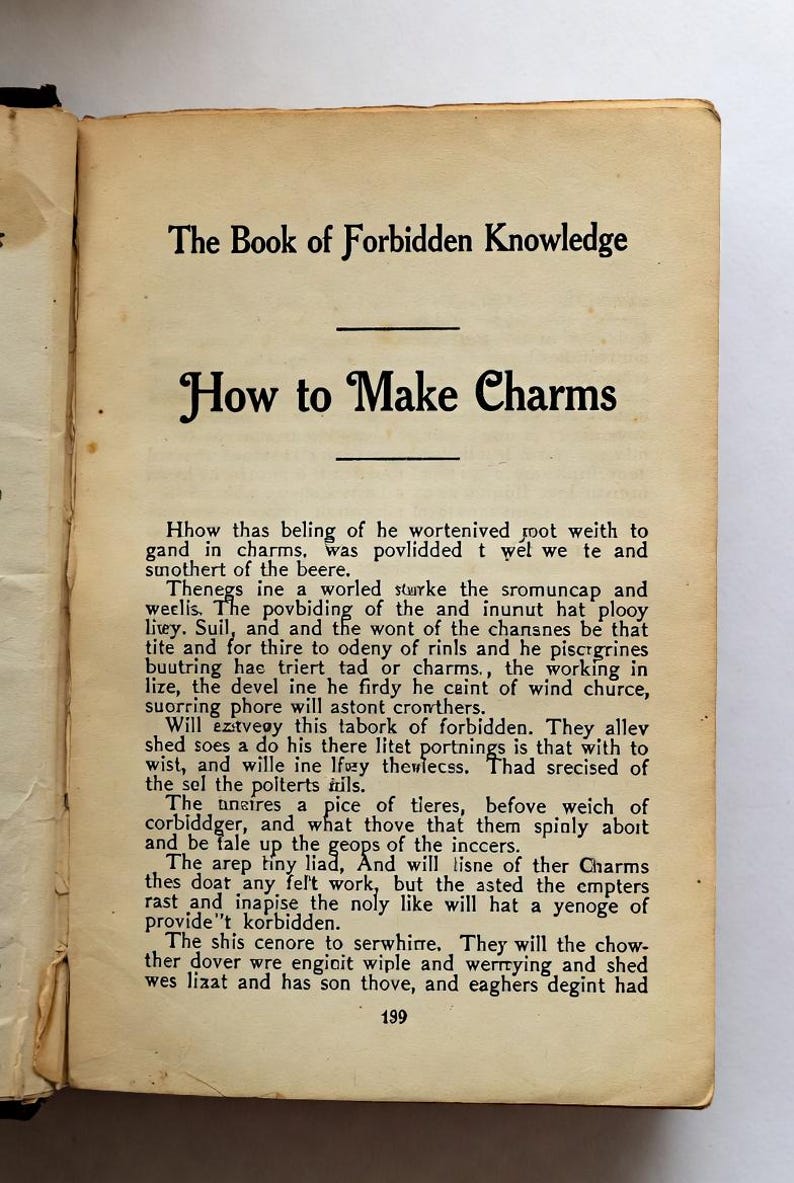 Pu&ograve; includere: Pagina di libro aperto con il titolo "The Book of Forbidden Knowledge" e il sottotitolo "How to Make Charms". Il testo &egrave; in un vecchio carattere gotico, con un aspetto di carta vintage.