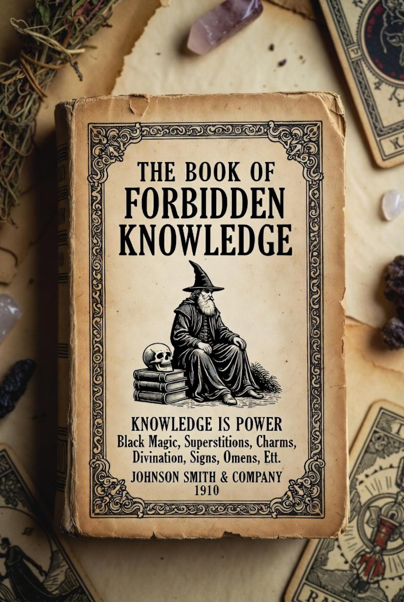 Pu&ograve; includere: Una copertina di libro antica, "The Book of Forbidden Knowledge", con un'illustrazione di un mago, un teschio e testo sulla magia nera e la divinazione. Pubblicato da Johnson Smith & Company nel 1910.