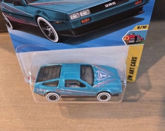 Hot Wheels DMC Delorean – Edición HW Los 80 8/10, Carta Corta, Azul Metálico Claro – Mattel 2023 (HKG84)
