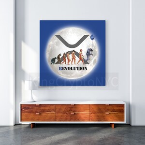 Pu&ograve; includere: Un'illustrazione blu e bianca della luna con un logo XRP stilizzato e la parola "REVOLUTION" stampata sotto. La luna &egrave; circondata da uno sfondo blu. Una serie di figure che rappresentano l'evoluzione degli umani camminano sulla luna, con un astronauta che tiene un palloncino con le lettere "XRP" stampate su di esso.