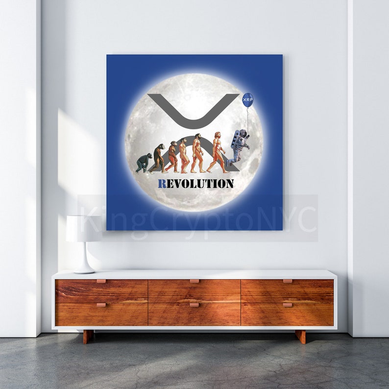 Pu&ograve; includere: Un'illustrazione blu e bianca della luna con un logo XRP stilizzato e la parola "REVOLUTION" stampata sotto. La luna &egrave; circondata da uno sfondo blu. Una serie di figure che rappresentano l'evoluzione degli umani camminano sulla luna, con un astronauta che tiene un palloncino con le lettere "XRP" stampate su di esso.